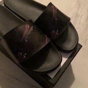 Tiger print men’s Gucci slides